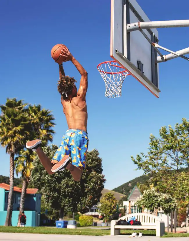 Hoops Addict Dunking in Air-min
